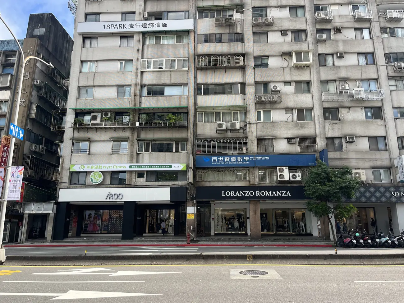 從對街看忠孝東路五段街廓，萃身優動招牌在二樓外牆
